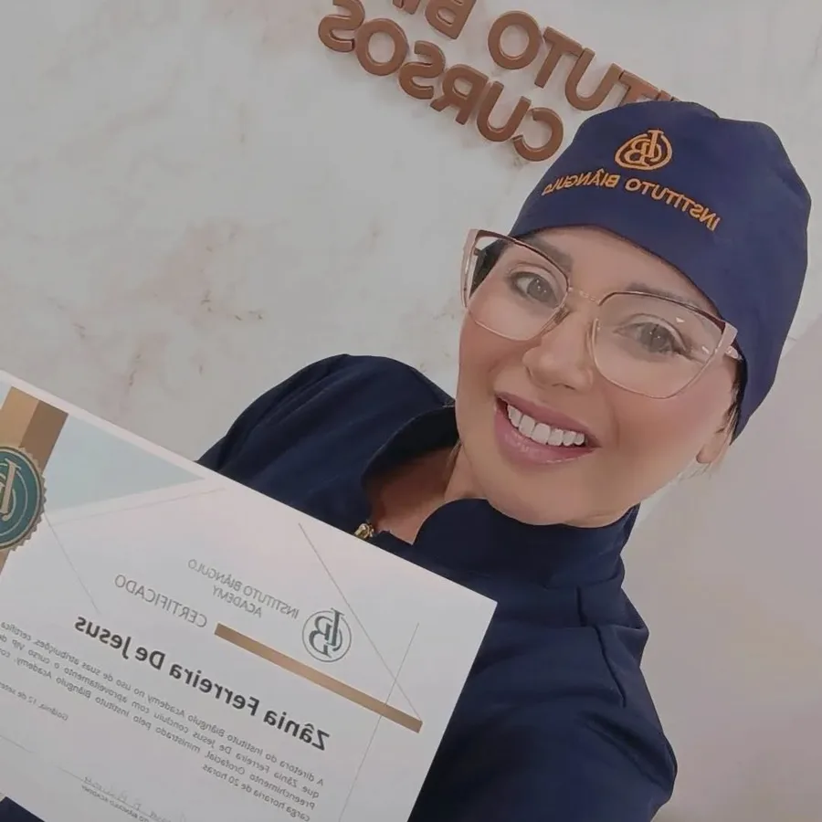 Zânia Jesus com um certificado de curso em estética