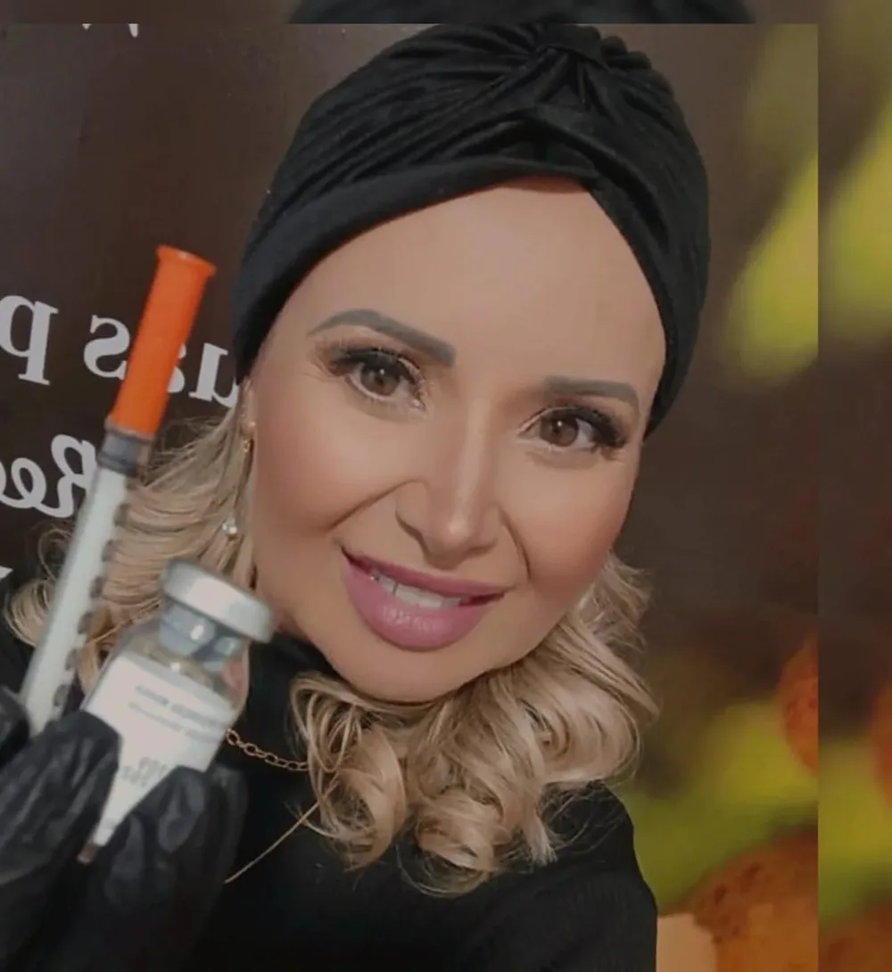 Zânia Jesus com os produtos de um procedimento em mãos